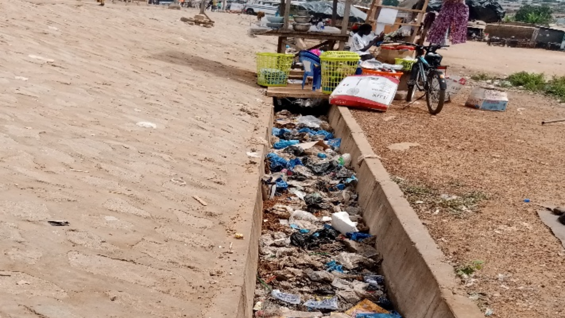 Obstruction de caniveau par les sacs plastiques issus de la restauration de rue