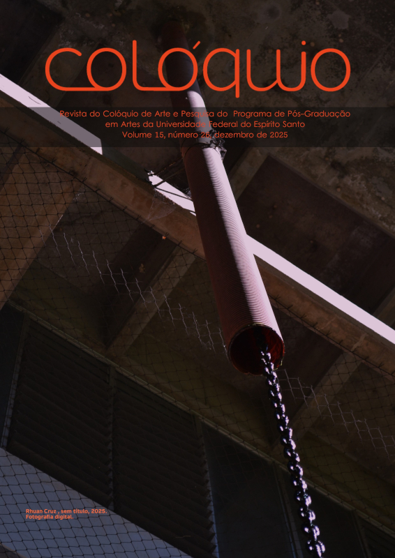 Imagem de capa. Fotografia sem título de Rhuan Cruz. Acervo do autor, 2025. Imagem de superfície de concreto cinza, vista de baixo para cima, com destaque para o cano vertical, de dentro do qual sai uma corrente de metal. Ao fundo, preza nas colunas e vigas de concreto, há uma tela de nylon preta. Na parte superior, lê-se Colóquio, Revista do Colóquio de Arte e Pesquisa do Programa de Pós-graduação em Artes da Universidade Federal do Espírito Santo, Volume 15, número 26, dezembro de 2025.