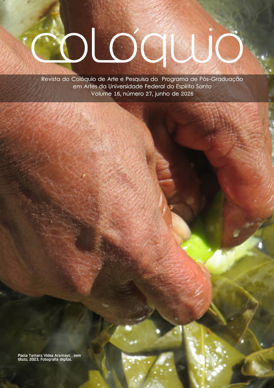 Capa da edição 27 com logo da revista em branco na parte de cima e referência completa em letras pequenas brancas logo abaixo do logo. A imagem de fundo, que toma toda a capa, mostra duas mãos de uma senhora indígena amassando folhas bem verdes em uma tigela de água. A fotografia é muito aproximada e mostra detalhes da pele. Na parte inferior da capa, os créditos da imagem para Paola Tamara Videa Aramayo.