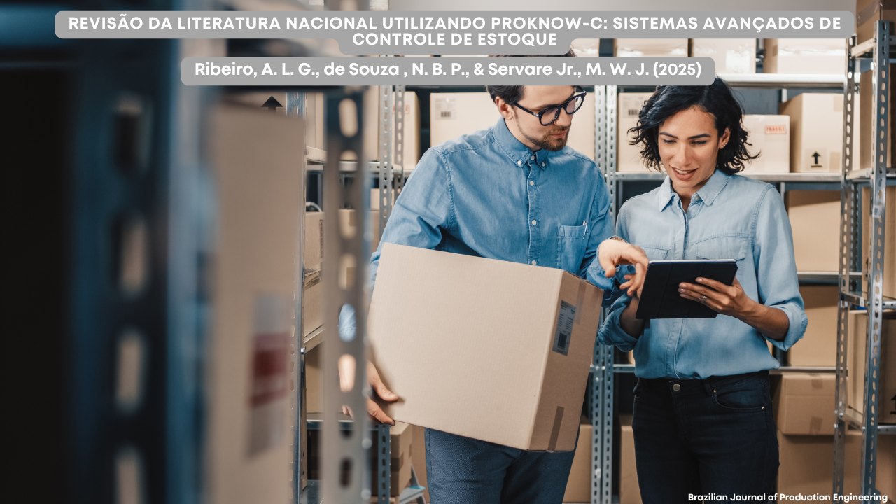 Imagen de portada de un artículo científico que muestra a dos profesionales en un entorno de almacenamiento o bodega. Están rodeados de estanterías metálicas con cajas organizadas y revisan información en una tableta. Uno de ellos sostiene una caja de cartón. En la parte superior de la imagen, el título del artículo en portugués destaca una revisión de la literatura nacional utilizando el método ProKnow-C para sistemas avanzados de control de inventario. En la esquina inferior derecha aparece el logotipo del Brazilian Journal of Production Engineering.