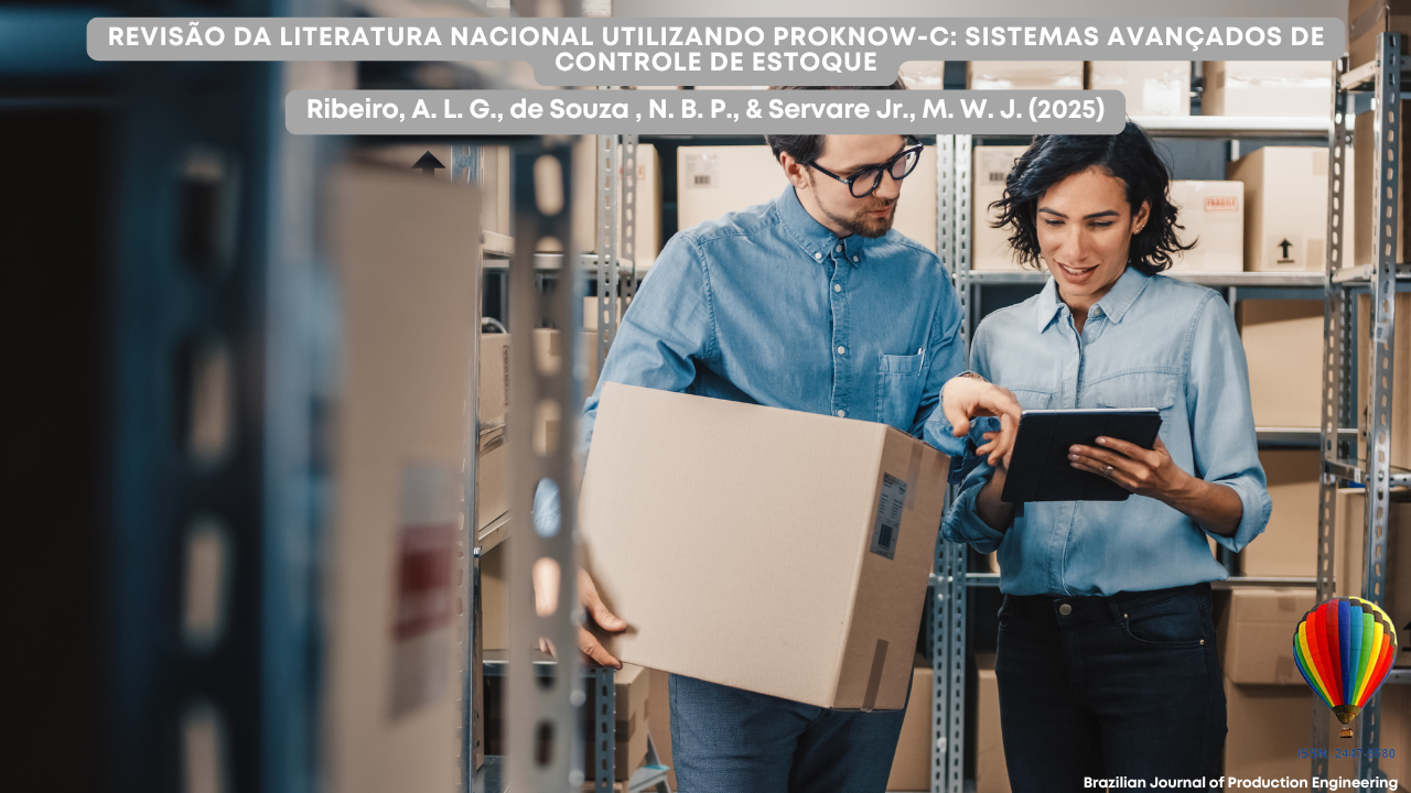 Imagem de capa de artigo científico mostrando dois profissionais em um ambiente de estoque ou armazém. Eles estão cercados por prateleiras metálicas com caixas organizadas e analisam informações em um tablet. Um deles segura uma caixa de papelão. Na parte superior da imagem, o título do artigo em português destaca uma revisão da literatura nacional utilizando o método ProKnow-C para sistemas avançados de controle de estoque. No canto inferior direito, aparece o logotipo do periódico Brazilian Journal of Production Engineering.