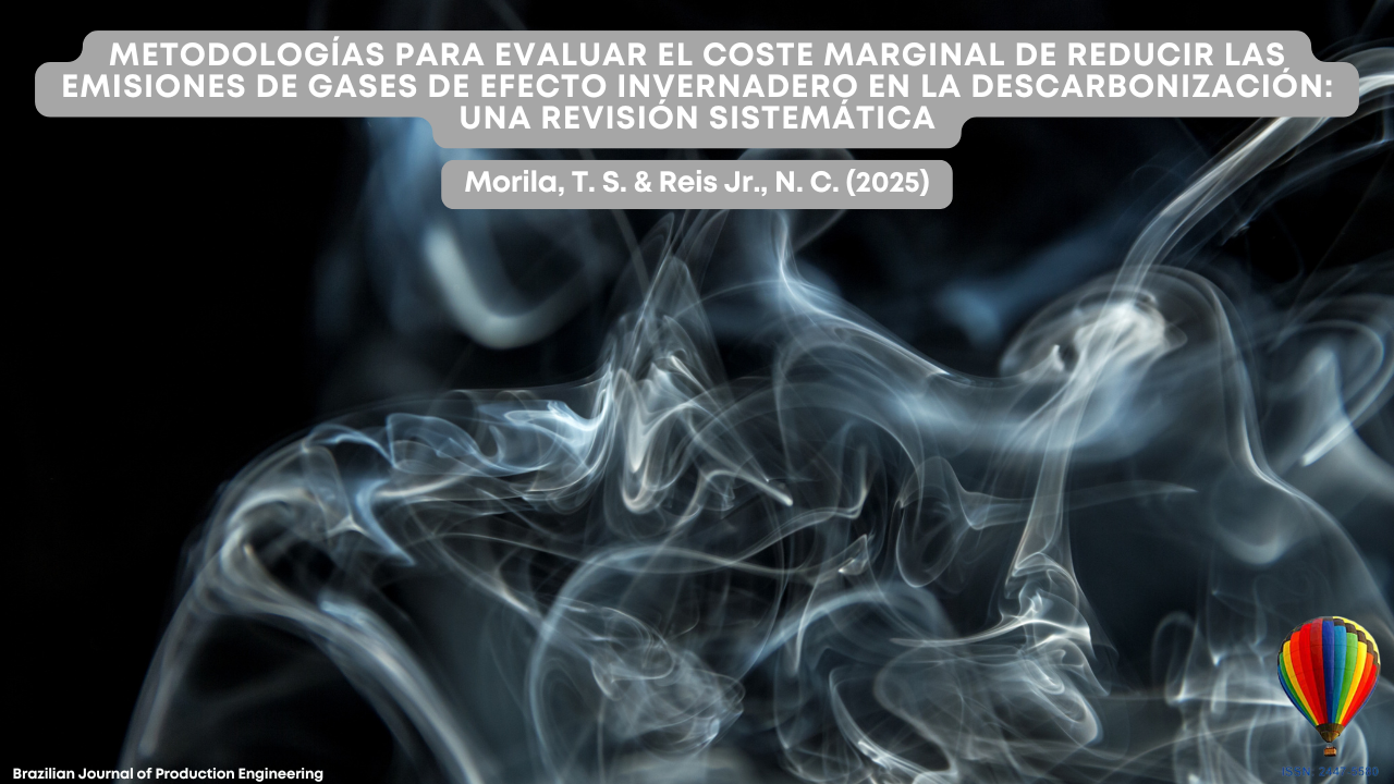 "La imagen muestra remolinos de humo gris sobre un fondo negro. En la parte superior, una franja gris contiene el título: ‘Metodologías para evaluar el coste marginal de reducir las emisiones de gases de efecto invernadero en la descarbonización: una revisión sistemática.’ Debajo del título aparecen los autores: Morila, T. S. & Reis Jr., N. C. (2025). En la esquina inferior derecha se observa un logotipo de globo aerostático de colores junto con el número ISSN de la revista Brazilian Journal of Production Engineering."