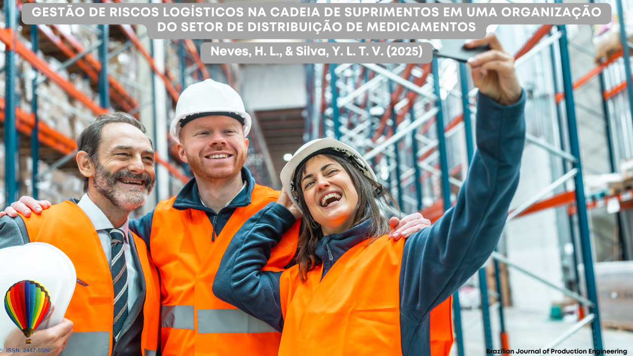 “Três trabalhadores em um centro de distribuição, usando coletes laranja refletivos e capacetes de segurança, posam sorrindo para uma selfie em meio a prateleiras industriais cheias de caixas. A imagem representa um ambiente logístico, associada ao tema de gestão de riscos na cadeia de suprimentos.”