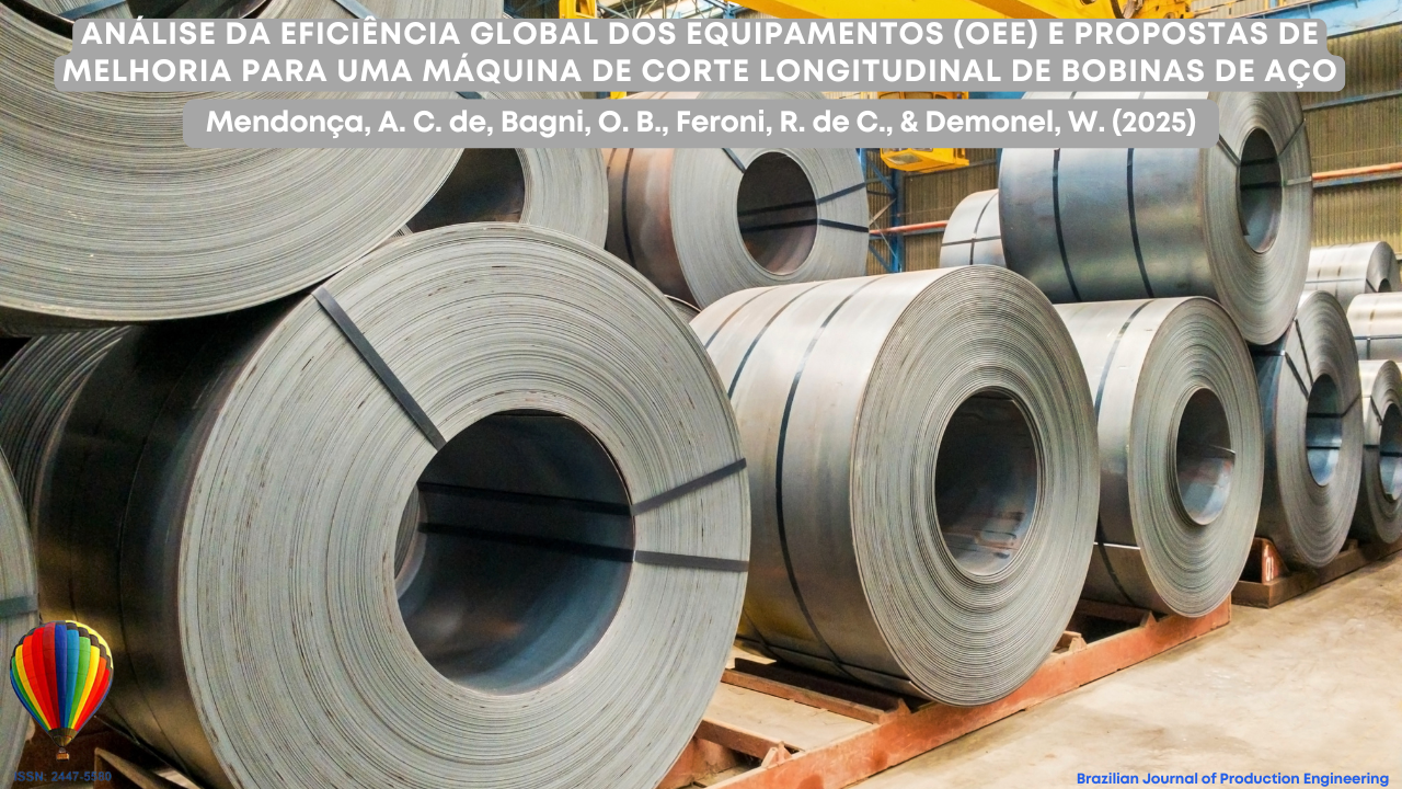 Vista em close de várias bobinas de aço empilhadas juntas em um amplo ambiente de fábrica.