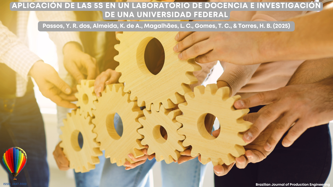 Imagen que muestra a varias personas de pie en grupo, cada una sosteniendo engranajes de madera grandes que encajan entre sí. Los engranajes simbolizan colaboración, organización y trabajo en equipo. La iluminación es cálida y resalta las manos y la textura de la madera. En la parte superior, aparece el título del artículo: “Aplicación del 5S en un laboratorio de enseñanza e investigación de una universidad federal”, junto con los nombres de los autores y la identificación de la Brazilian Journal of Production Engineering.