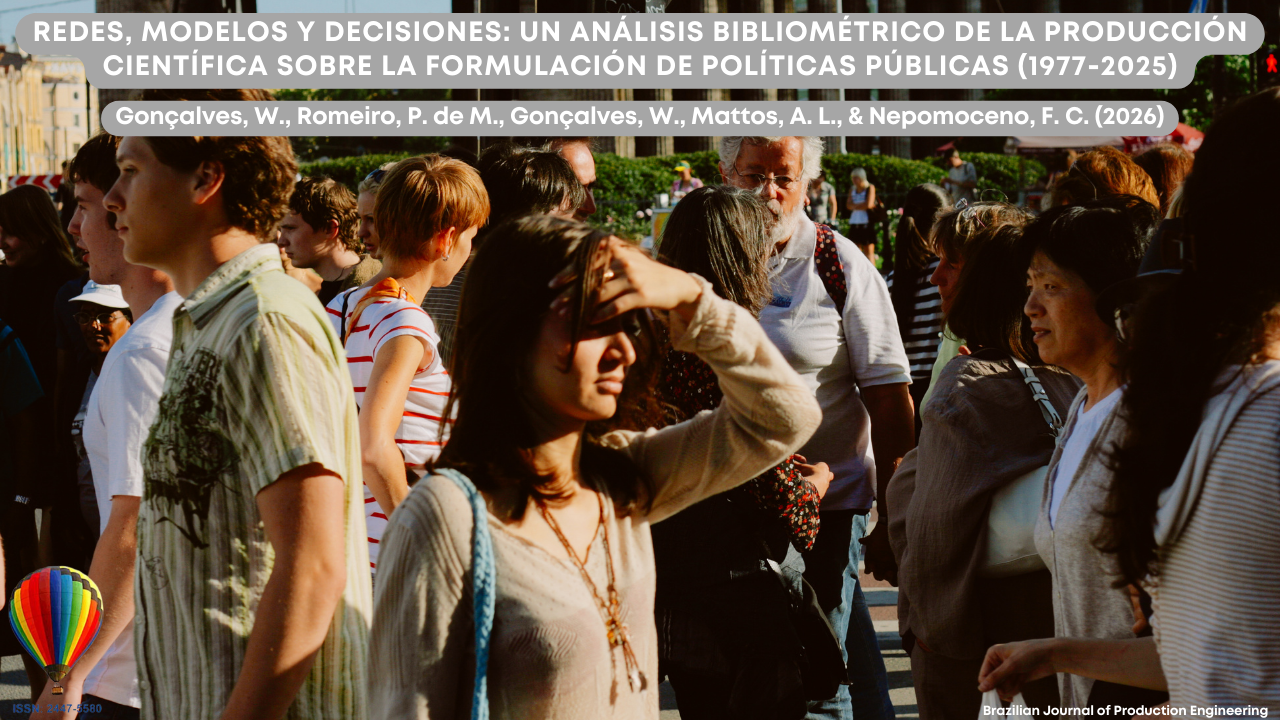 Imagen que muestra un entorno urbano con alta circulación de personas, destacando la diversidad social y la interacción en un espacio público. En primer plano, las personas caminan e interactúan bajo una iluminación natural intensa, lo que sugiere la dinámica cotidiana típica de los centros urbanos. La escena simboliza redes sociales, flujos de información y toma de decisiones colectivas, elementos alineados con el análisis de políticas públicas y la producción científica. En la parte superior de la imagen aparece el título del artículo “Redes, modelos y decisiones: un análisis bibliométrico de la producción científica sobre formulación de políticas públicas (1977–2025)”, junto con los autores Gonçalves, W., Romeiro, P. de M., Gonçalves, W., Mattos, A. L. y Nepomoceno, F. C. (2026). En la esquina inferior se muestra la identificación de la Brazilian Journal of Production Engineering y el ISSN de la revista.