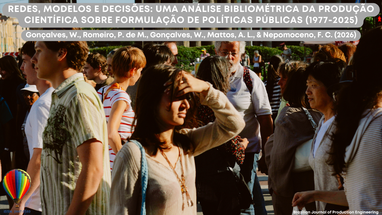Imagem que retrata um ambiente urbano com grande circulação de pessoas, evidenciando diversidade social e interação em espaço público. Em primeiro plano, indivíduos caminham e interagem sob iluminação natural intensa, sugerindo dinâmica cotidiana típica de centros urbanos. A cena simboliza redes sociais, fluxos de informação e tomada de decisão coletiva, elementos alinhados à análise de políticas públicas e produção científica. Na parte superior da imagem está o título do artigo “Redes, modelos e decisões: uma análise bibliométrica da produção científica sobre formulação de políticas públicas (1977–2025)”, acompanhado dos autores Gonçalves, W., Romeiro, P. de M., Gonçalves, W., Mattos, A. L., e Nepomoceno, F. C. (2026). No canto inferior encontra-se a identificação da Brazilian Journal of Production Engineering e o ISSN da revista.