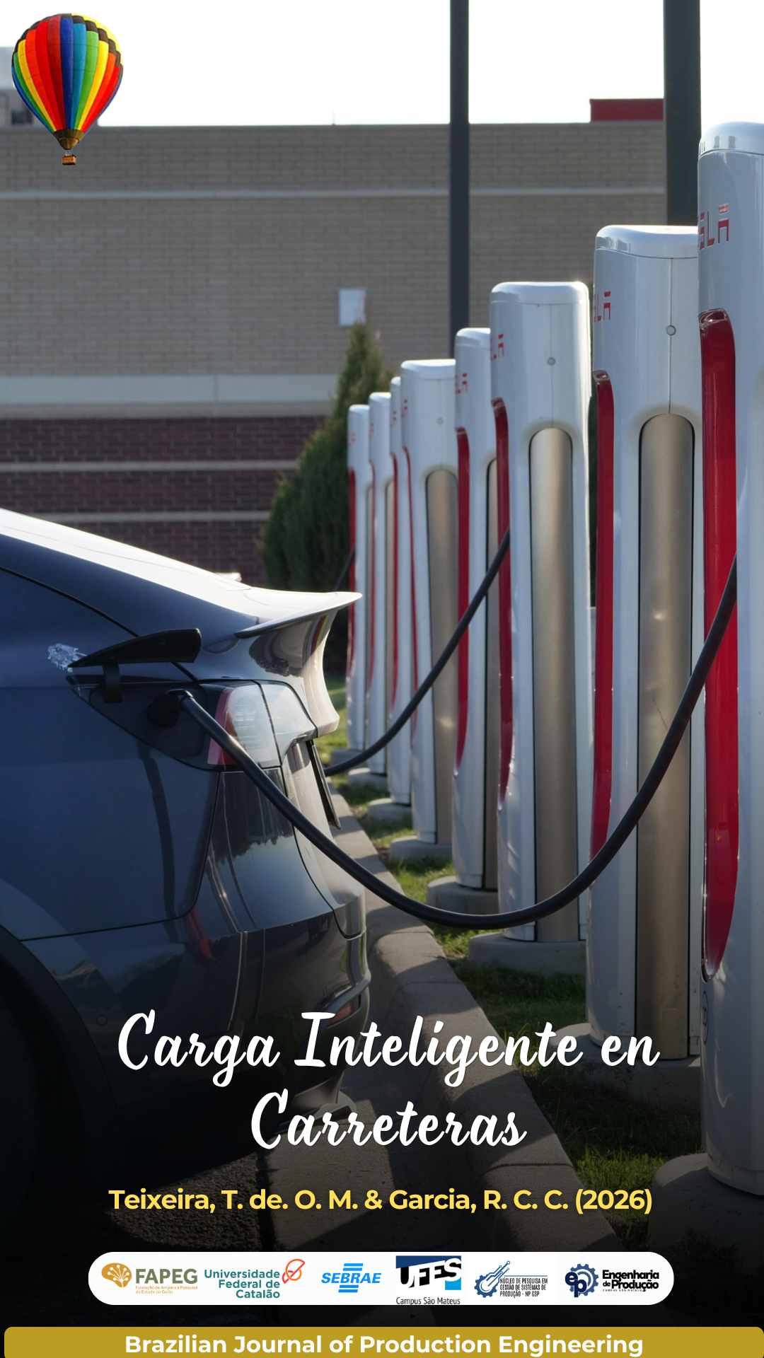 Portada de divulgación de un artículo científico publicado en la Brazilian Journal of Production Engineering (BJPE). La imagen muestra un vehículo eléctrico conectado a una estación de carga rápida en una carretera, con varias estaciones de carga alineadas al fondo, representando la expansión de la infraestructura para la movilidad eléctrica. En la parte inferior aparece el título "Carga Inteligente en Carreteras", seguido por los autores Teixeira, T. de O. M. y Garcia, R. C. C. (2026), junto con los logotipos de las instituciones colaboradoras y de la BJPE.
